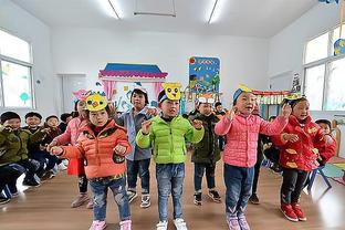 children playing a game in the classroom Ảnh chụp màn hình 0